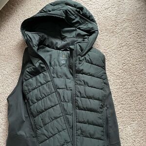 Hooded vest never worn new w/tags